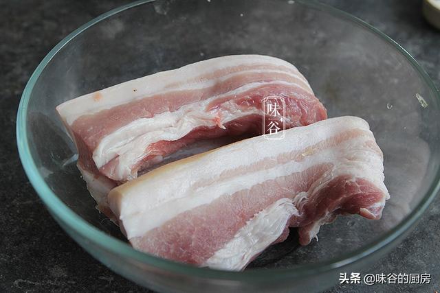 腌腊肉时，不要只会加盐，教你正确做法，咸香入味，放一年不坏