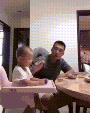 「超级宝妈」宝宝：书包都没拿，你就开车跑了，爸爸：你作业写了么？