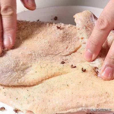 腌腊鸭时，用上“3腌1涂”的技巧，腊鸭香醇入味，耐放不易坏！