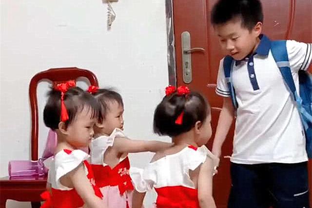 [你的育儿经]大宝吵着想要妹妹，结果一下来了3个，每天回家的欢迎仪式暖哭了