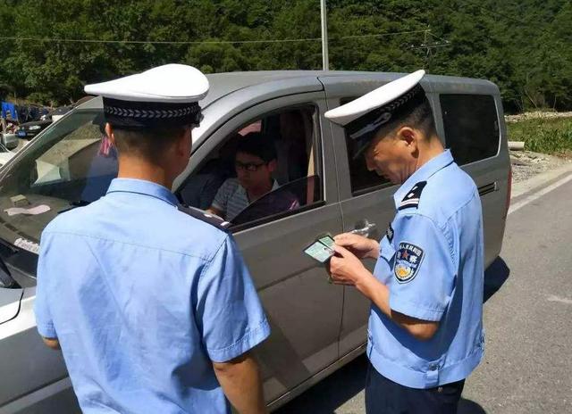 新车刚上路就被查车，车主：出厂自带的，凭什么扣3分罚200？