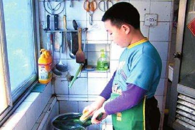 你的育儿经:3岁女儿帮妈妈“清洗”化妆品,宝妈下班回到家,心情喜忧参半