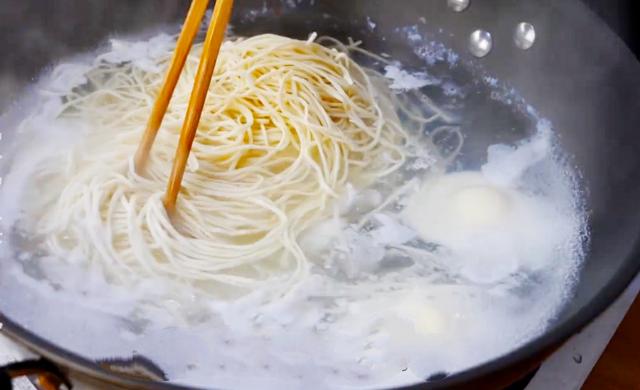 面条这样做太好吃了，一周吃7次都不嫌多，一次做一大碗都不够吃