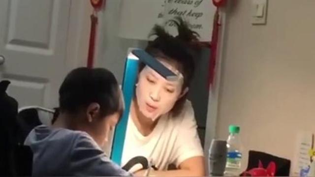 宝妈辅导孩子写作业崩溃，姥姥翻出23年前“旧账”：你也有今天