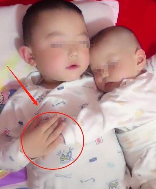 『超级宝妈』最“亲密”二胎火了，哥哥哄完弟弟睡着，妈妈掀开被子后心暖化了