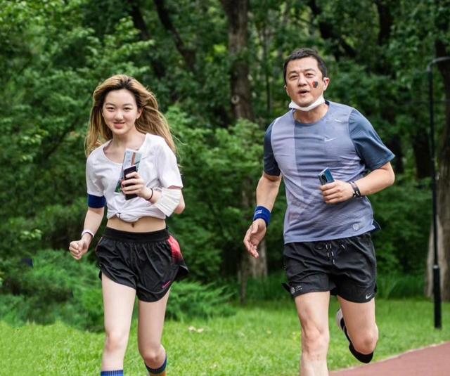 冷无情|14岁李嫣染发穿西装逛街，我只留意身后的李亚鹏，父爱是装不出的