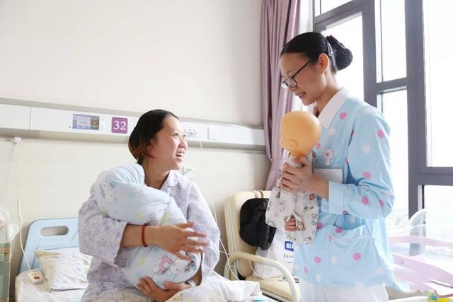 【天使宝贝】“社会宝宝”名至实归,出生第一件事是和妈妈握手,秀儿是你吗