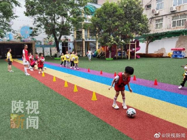 超级宝妈|陕西足球教学从娃娃抓起，小朋友：上完课我现在很喜欢足球