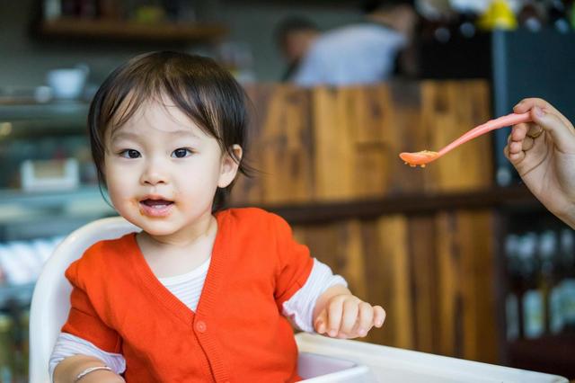 宝宝这个阶段就能自主进食，抓住时期，营养差的宝宝也能跟上来