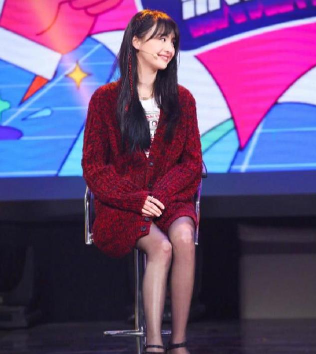 清风与酒|终于等到郑爽穿“透光袜”！搭配黑色高跟鞋后，穿出效果简直了