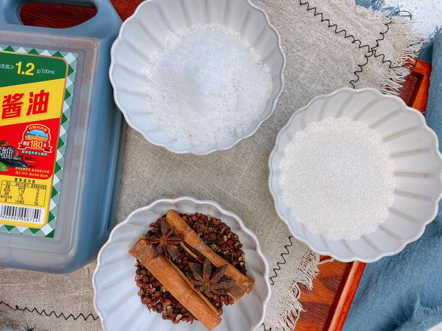 没有地方熏腊肉，试试酱油肉，2步就完成，色泽红亮比腊肉还好吃