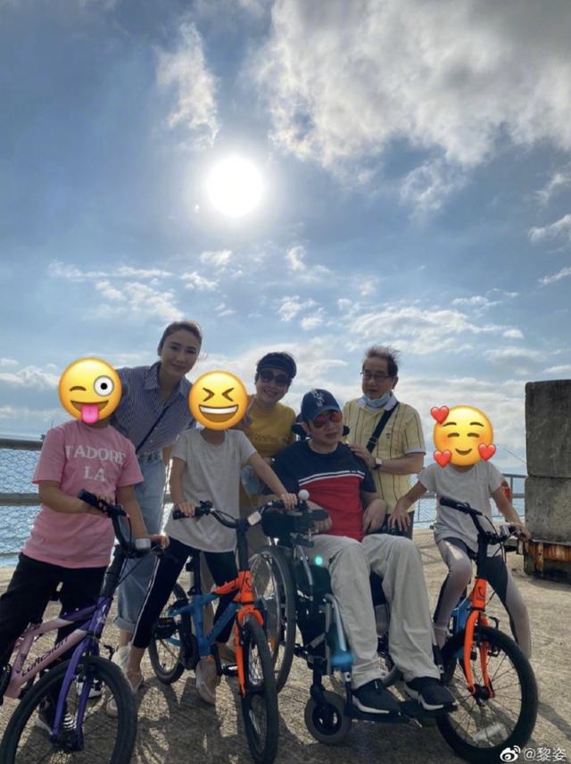 48岁黎姿冒风雨亲自送双胞胎女儿上学，单手撑伞保护女儿画面温馨|9号放映厅