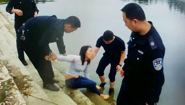 【超级宝妈】女子月子里不堪丈夫冷漠对待，跳河轻生，丈夫发现后，跪地道歉