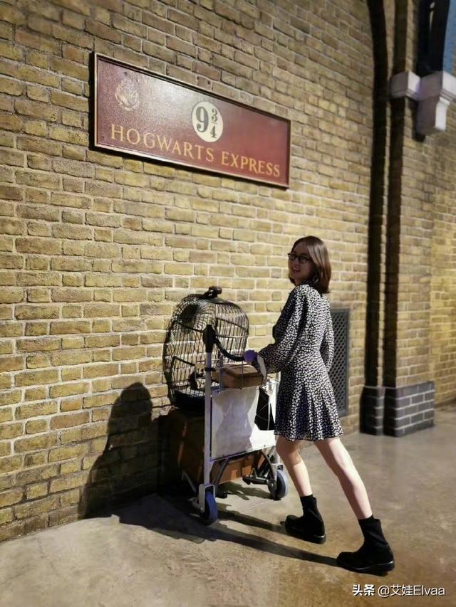 时尚迪科41岁陈乔恩嫩到收不住，穿波点裙搭项链，玩泡泡机水灵如21岁姑娘