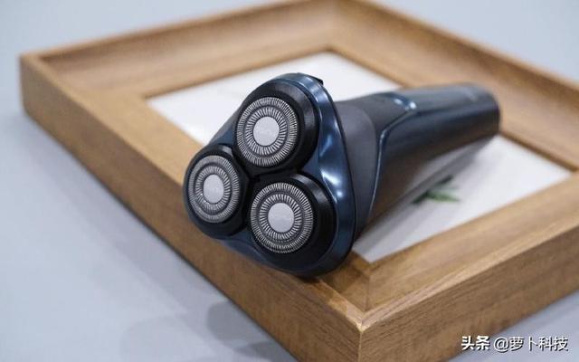 片刻提升型男属性，用飞科FS901剃须刀一刮即净