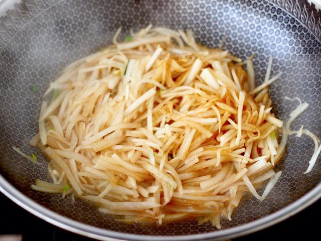 1根萝卜，1碗虾皮，洗一洗炒一炒，就能做成一道全家爱吃的小炒