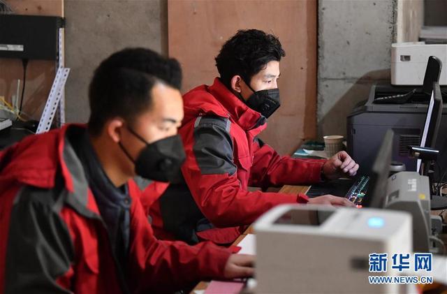 新华网客户端■快递小哥，疫路“逆行者”