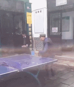 大叔,这比赛还没开始,你已经用心理战术胜了对手三分