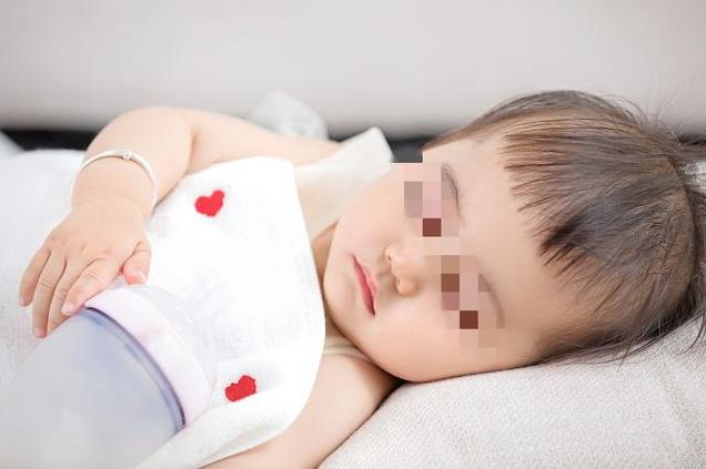 【你的育儿经】宝宝睡觉爱蹬腿,妈妈以为是缺钙了?这4个“深层”原因别忽视