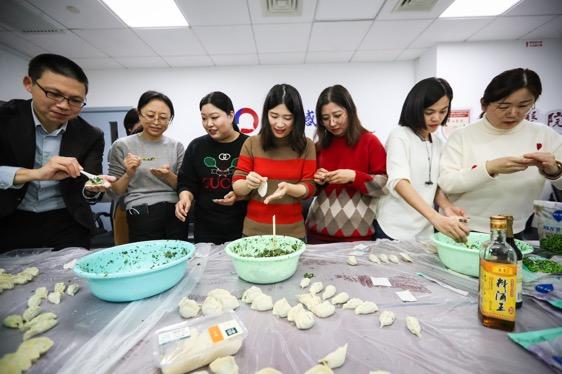 华山|小年夜华山感染进修医生迎新春，张文宏包起饺子，“今年将是中国人最团结的春节”