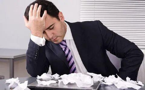 爸爸和舅舅抱娃火了，表情动作巨同步，网友：还以为是你俩的娃