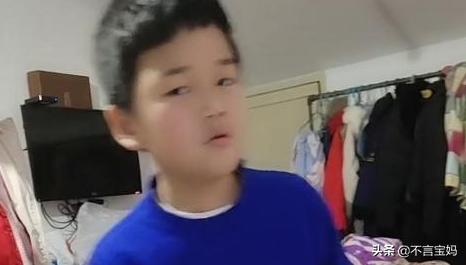 超级宝妈|弟弟不学习，被“学霸老姐”一顿揍，网友：一看就是亲姐姐