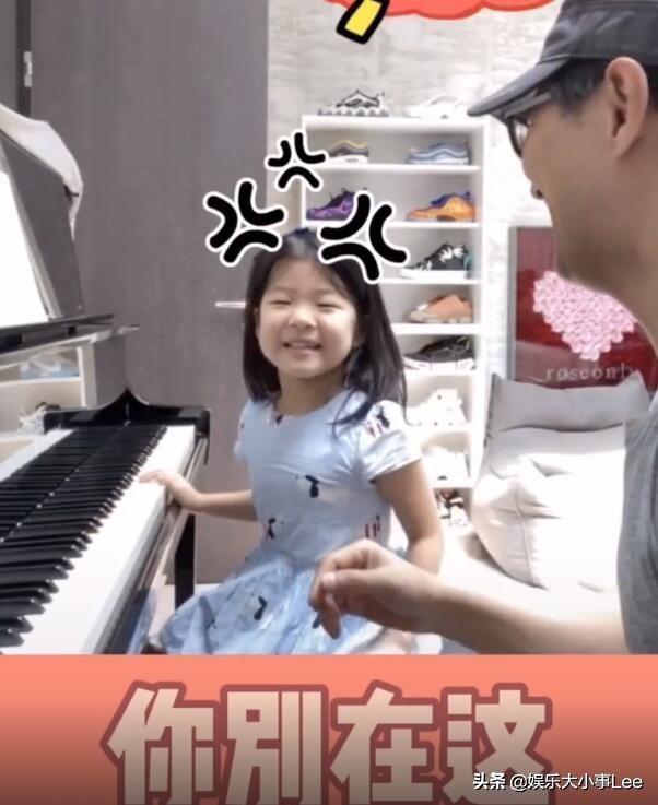 退场|女儿弹钢琴章子怡掌镜，汪峰手把手教女儿弹琴，为默契竖大拇指