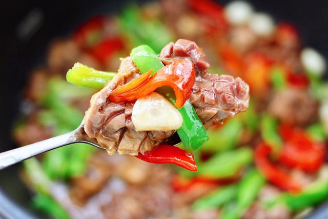 双椒爆鸡胗，脆爽有嚼劲，干香下饭味道好，烹饪简单家常菜