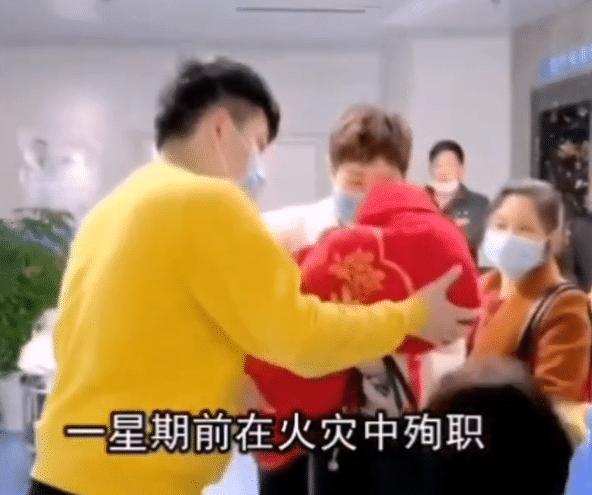 玻璃球的空气|22岁准妈生娃产房外四个男人称是孩子爸爸孩子出生后妈妈泪流满面