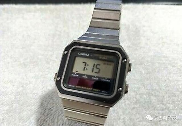 黑白电视风格的太阳能全金属方块——CASIO WS83