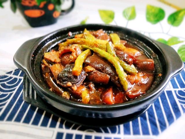 冬天就馋这菜，茄子豆角一焖，味道鲜香可口，超下饭
