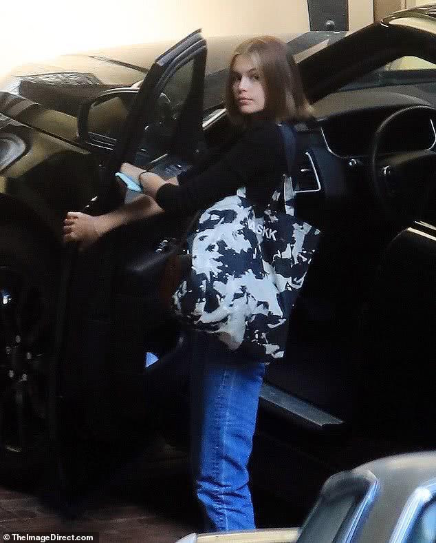 第五大道18岁超模凯雅露脐装出街，蒙面难遮美颜，停工期间仍保持平坦小腹