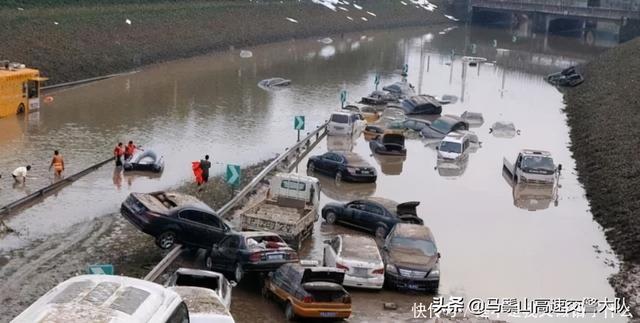 高速上突遇暴雨怎么办？继续开车还是停车？