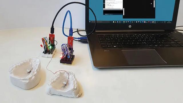 戴上这个神奇牙套，舌头就能当鼠标