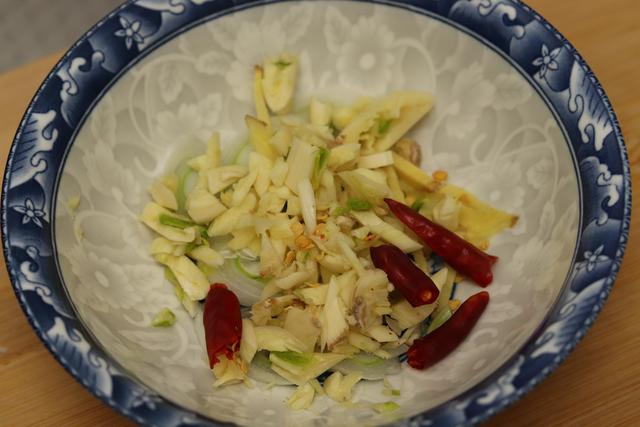 粉条一炒就成坨？不要只会焯水，记住3点，粉条不坨不粘还入味