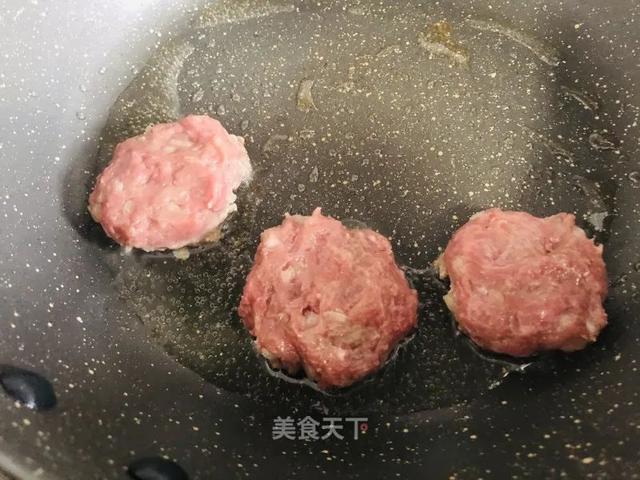 香煎肉饼：简单调味一下，滑嫩咸鲜，宝宝吃不够