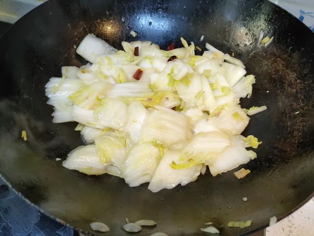 炒白菜，什么时候放醋是关键，顺序弄对了，脆爽好吃不出汤