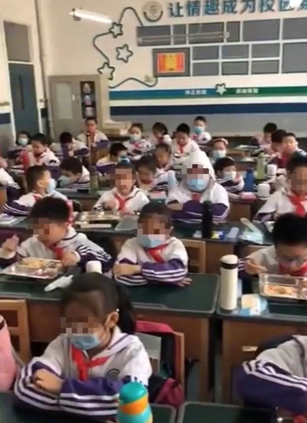 暖先生格调@教育局通报：开学防疫，瞎搞形式主义。看看这个学校的错峰就餐，你就不急着开学了！