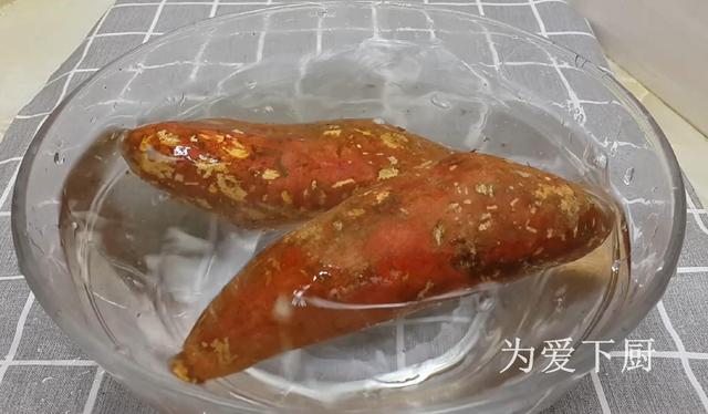 我家烧饼就爱这样做，锅里烙一烙，个个柔软劲道，比吃南瓜饼还香