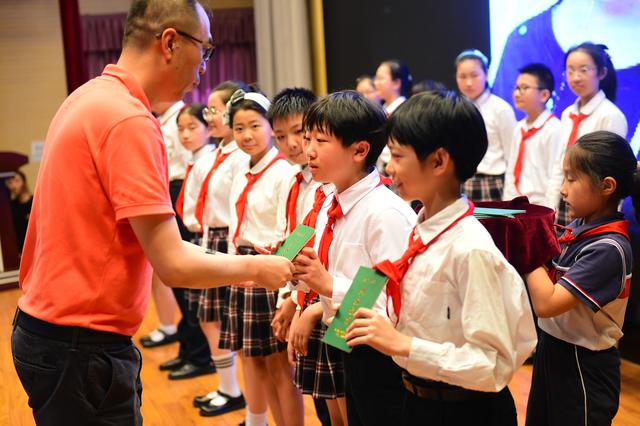 老师|视频丨大宁国际学校五年级学生在师长陪伴下告别母校