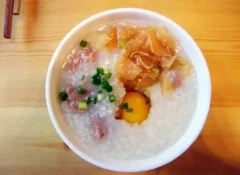 超级宝妈|孕妈因晚上总偷吃甜食，而诱发妊娠病，哪些食物孕期晚上要忌口？