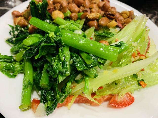 老友相聚，4个菜2盘肉，朋友圈：一个人能喝酒，却不能一个人笑