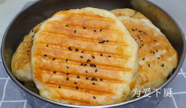 我家烧饼就爱这样做，锅里烙一烙，个个柔软劲道，比吃南瓜饼还香