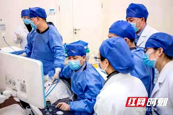 超声|邵阳市中心医院东院：成功开展首例甲状腺肿块细针活检术（FNA)+甲状腺肿块微波消融术