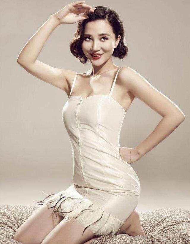 给糖就不闹|本以为她们不好看，结果年轻时都是大美女，看到阿朵被惊艳到了