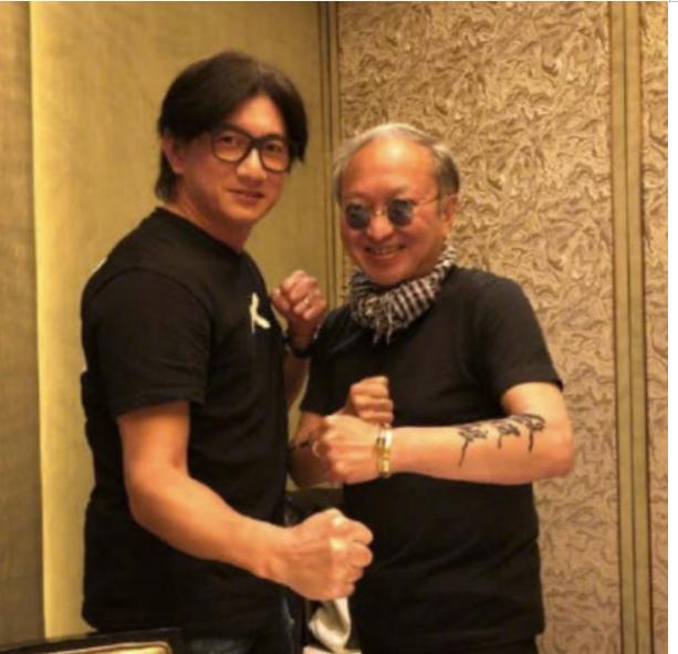 爸爸和舅舅抱娃火了，表情动作巨同步，网友：还以为是你俩的娃