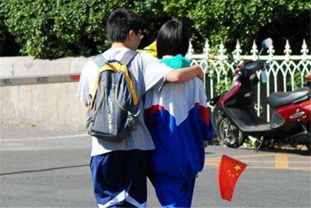#你的育儿经#16岁女儿“颜值太高”，爸爸却犯愁：长相出众，也不是什么好事