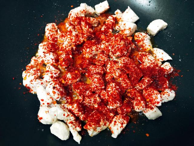 家常版的宫保鸡丁，做法简单，香辣开胃，看着就很有食欲