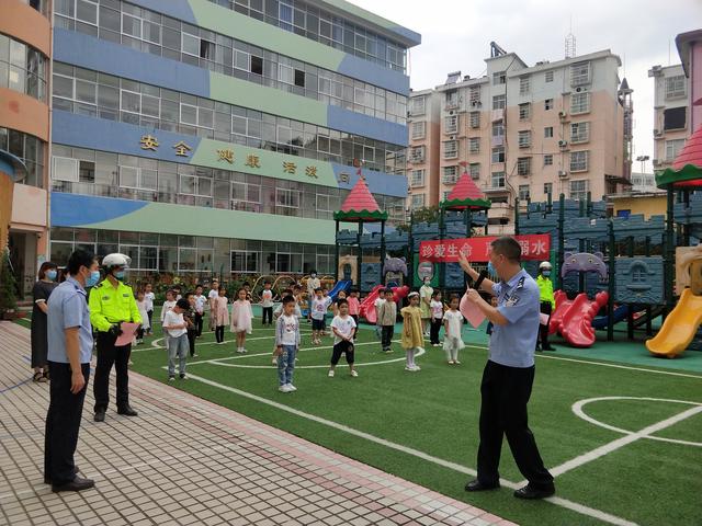 你的育儿经|“幼见”交警 平安“童行”黎川交警“六一”儿童节交通安全宣传走进幼儿园
