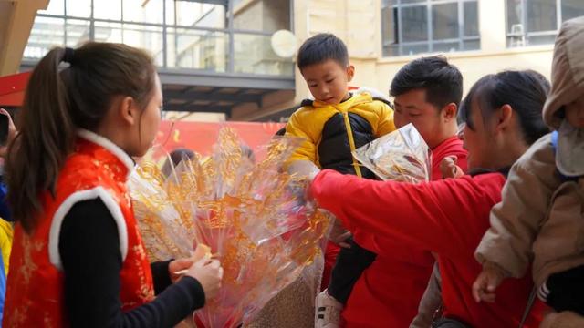 寻年味 逛庙街 开远这里“牛气冲天”